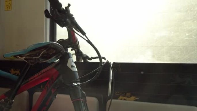 行驶中的火车上的山地自行车的详细照片