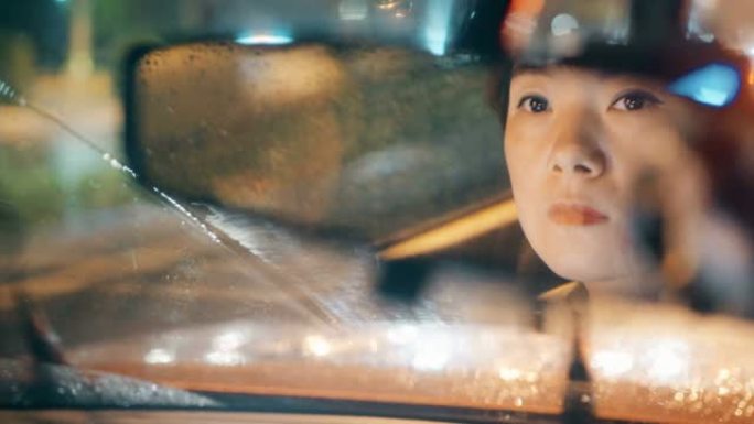雨天晚上开车的女人