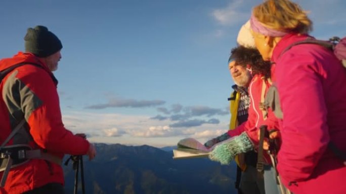 徒步旅行者从多风的山顶望向周围的山峰