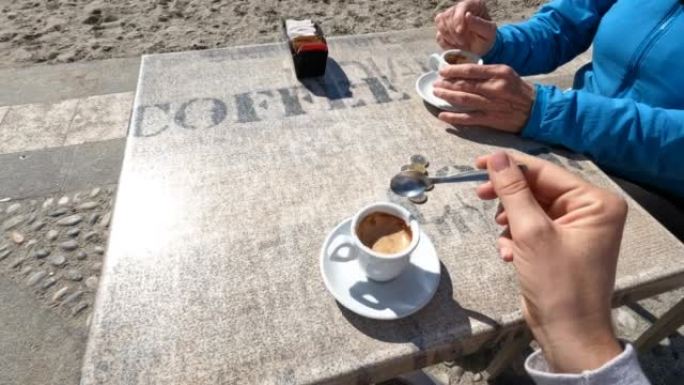 在海边咖啡馆享用咖啡的第一人称视角