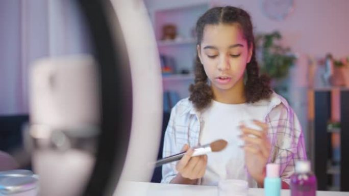 十几岁的女孩解释如何化妆，美容博主录制视频