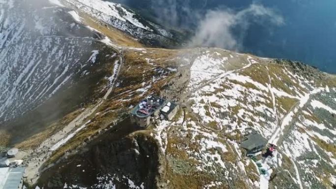 塔特拉山脉的卡斯普罗维·维尔奇。从无人机，避难所和游客从上方看到的山顶