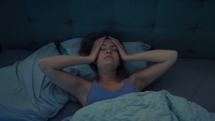 躺在床上的女人因失眠而无法入睡