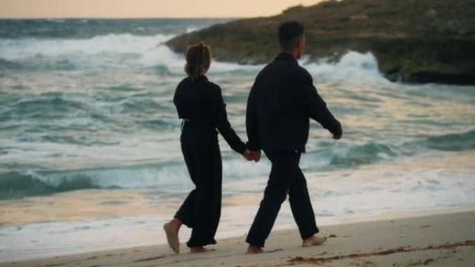 恋爱中的非洲民族浪漫情侣。阳光明媚的日子牵着手在海滩上浪漫散步
