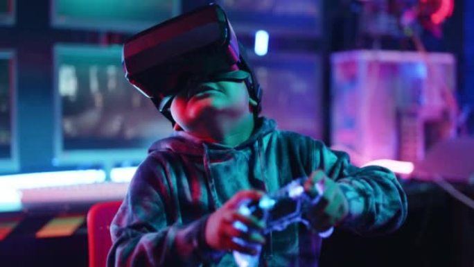 非洲男孩戴着VR或虚拟现实眼镜，头戴式耳机并在游戏室玩电子游戏。