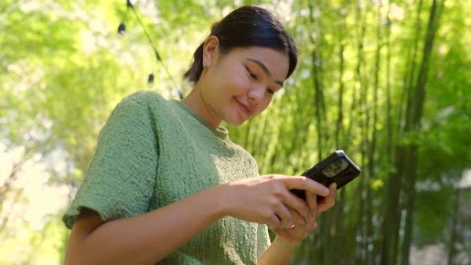 拍摄竹林照片的女人在美丽的地方旅行，竹园，竹林。