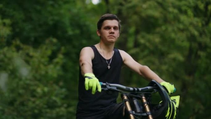 年轻的极端自行车手在森林里骑MTB自行车，酷男自行车肖像，山地自行车