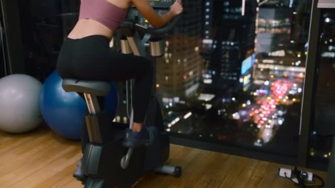 女人深夜在健身房锻炼。