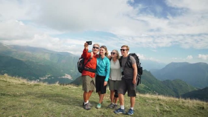 徒步旅行时，家人在山顶上合影留念