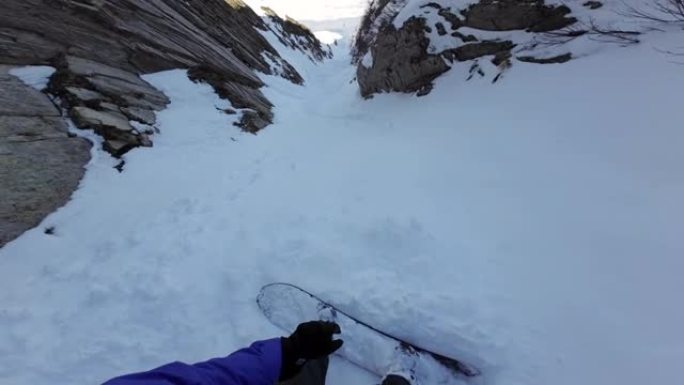 第一人称视角在陡峭的库洛瓦的粉末中自由骑行滑雪板