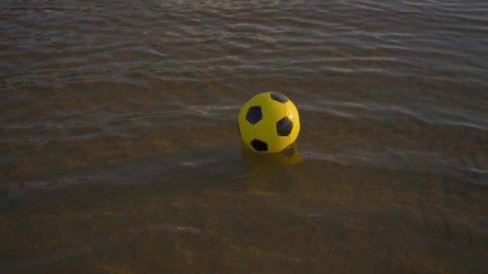 漂浮在海滩水上的球