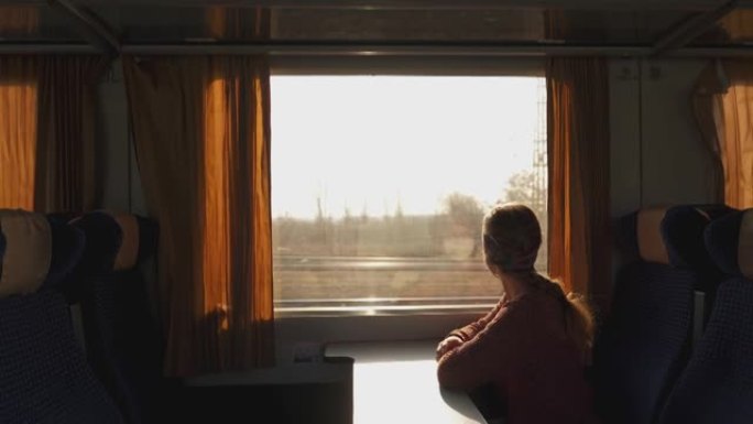 年轻女子在火车上拉上窗帘