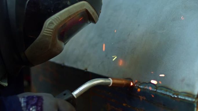 金属工人焊接的特写