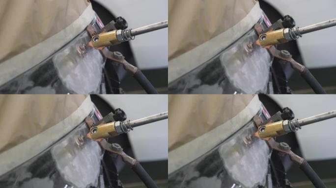 一名工人使用点焊机的细节照片