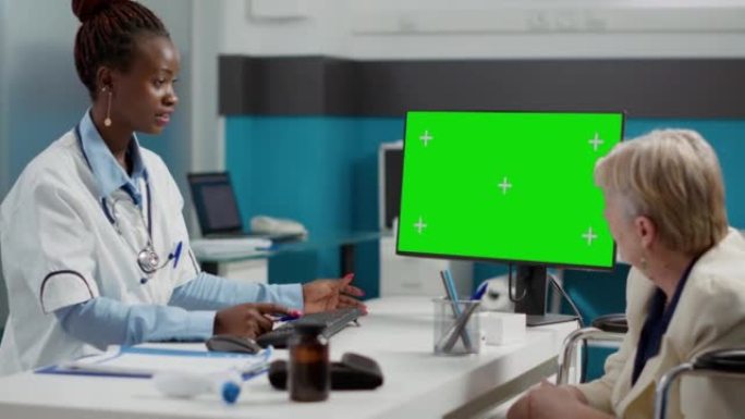 女军医和瘫痪患者在监视器上分析绿屏