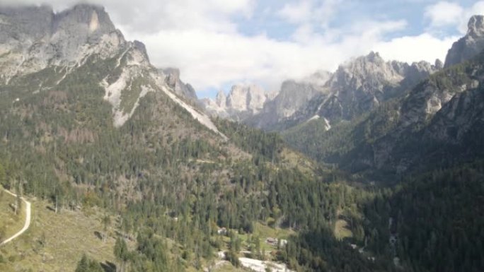 在高耸的山峰和山谷之间飞行的鸟瞰图