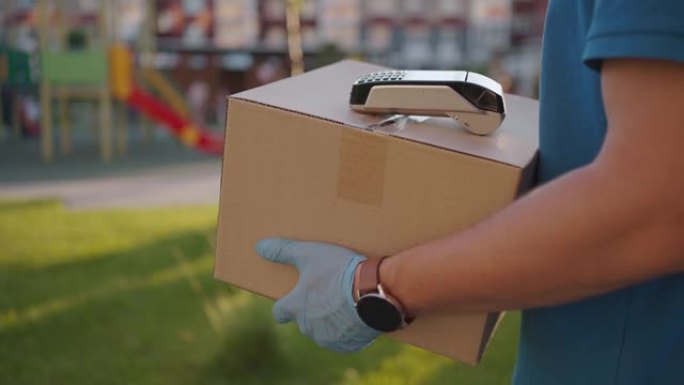 邮递员或送货员携带小盒子送货上门给客户非接触式nfc终端付款。