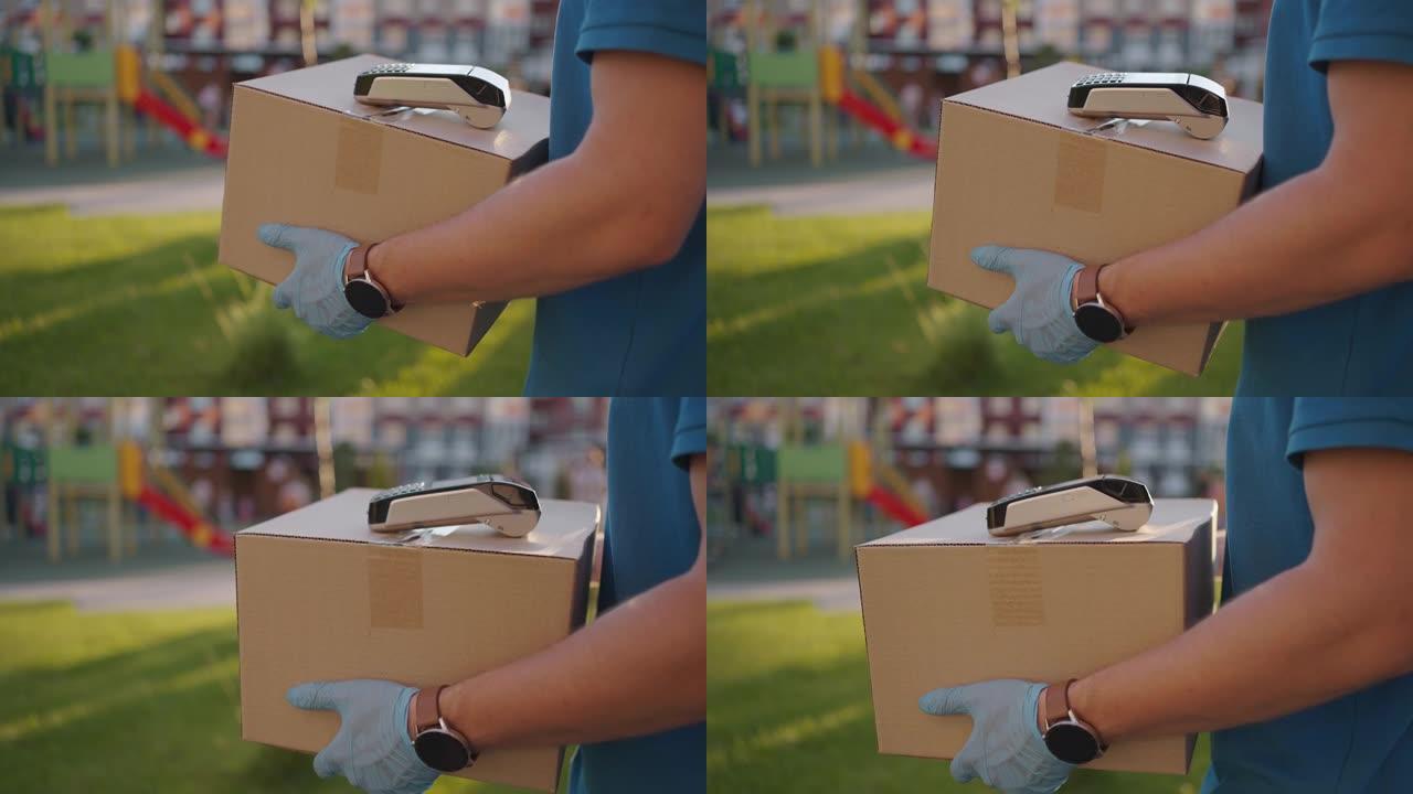 邮递员或送货员携带小盒子送货上门给客户非接触式nfc终端付款。
