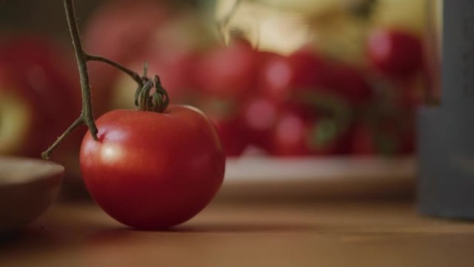 桌子上有成熟的西红柿。厨房柜台的特写