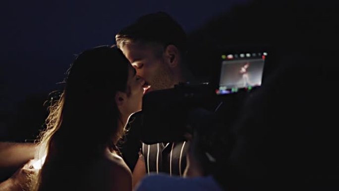 摄像机操作员为电影拍摄失败的接吻场景