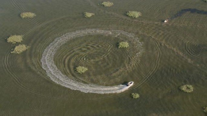 在加利福尼亚州西尔斯角湿地的空中船绕圈行驶