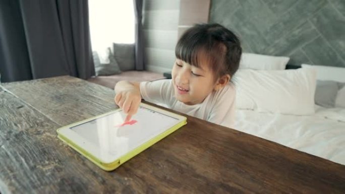 女孩们手绘，画画，在平板电脑上嬉戏地画一幅画
