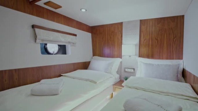 DS在游艇上的小屋中的双床间