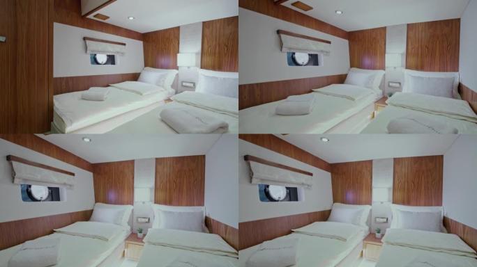 DS在游艇上的小屋中的双床间
