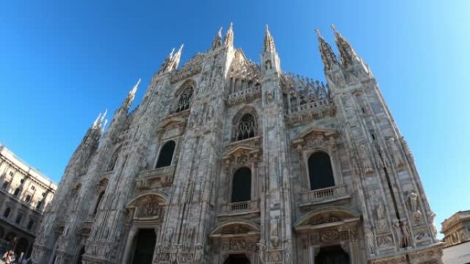 意大利米兰著名历史纪念碑大教堂，雄伟的哥特式神庙，没有人，全景，阳光明媚的日子