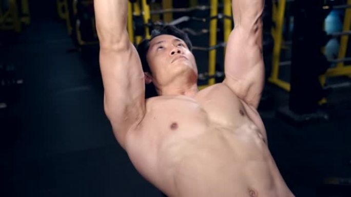亚洲男子在健身房健身