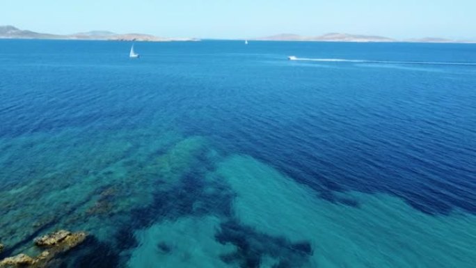 宁静的海洋和海岸线的空中风景