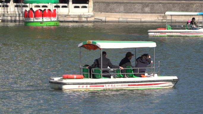 一艘游船承载着游客从湖面驶过