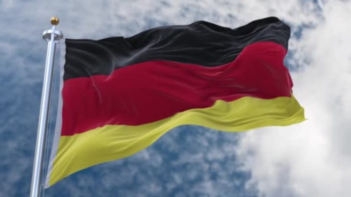 德国国旗在多云的天空下