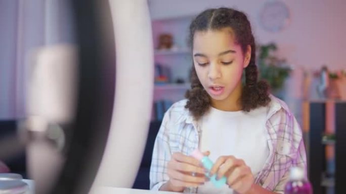 混血儿少女录制美容博客视频，在线化妆教程