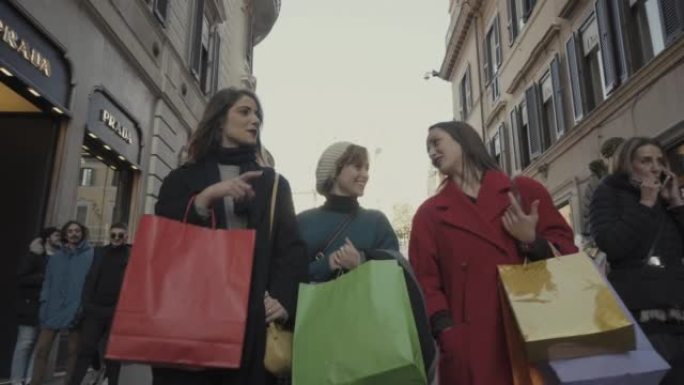 妇女在圣诞节期间在意大利罗马购物