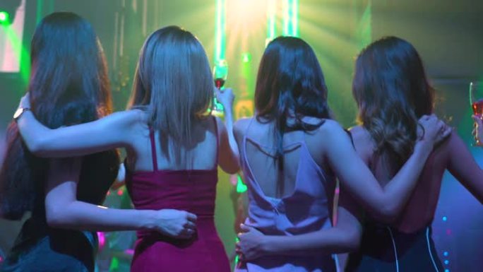 女性在酒吧跳舞的背影