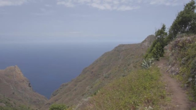 第一人称视角沿着有海景的小山径行走