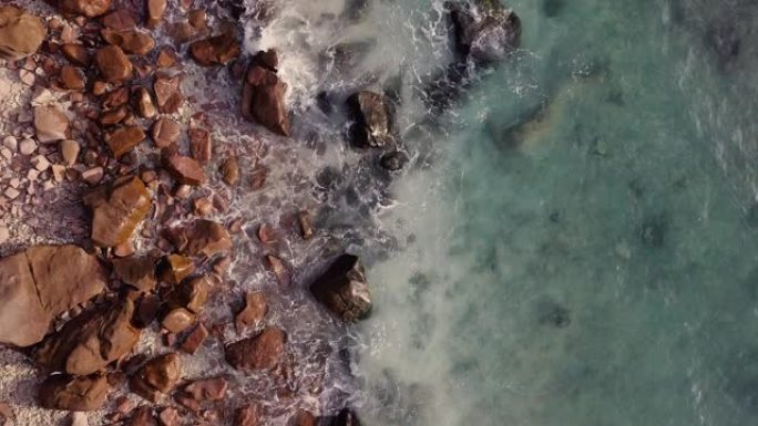 空中无人驾驶飞机在岩石海岸上撞击海浪