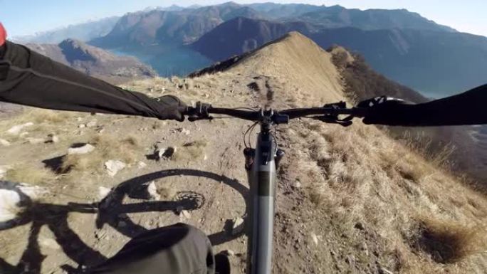 第一人称视角骑山地车下山，两边湖景，晴天