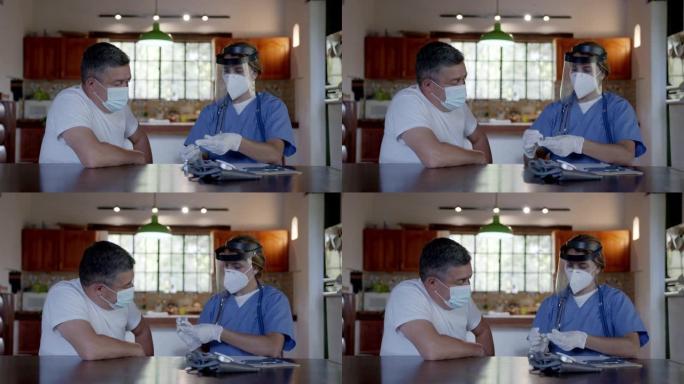 一名拉丁美洲医生在其农村住所为一名患者准备COVID-19疫苗