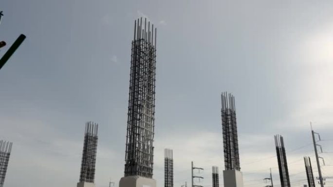 4K，将许多由小块铁制成的大柱的结构交织在一起，以准备将水泥倒入其中以形成坚固的支柱。在大型建筑工地
