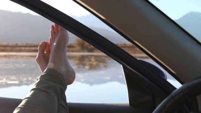 女人在汽车驾驶员座椅上放松，腿的细节视图