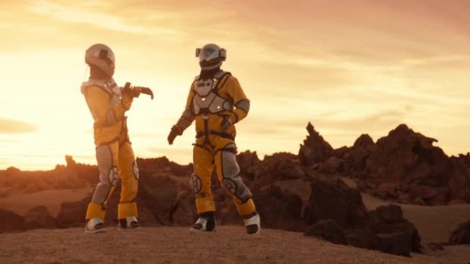 火星上的两名宇航员。在外星星球上一起跳舞
