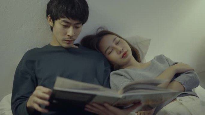 男人为睡在他旁边的女友读了一本书