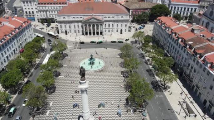 一架无人驾驶飞机在里斯本国王唐佩德罗四世广场上空飞行