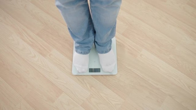 肥胖男性测量体重，站在地磅上，肥胖风险，身体