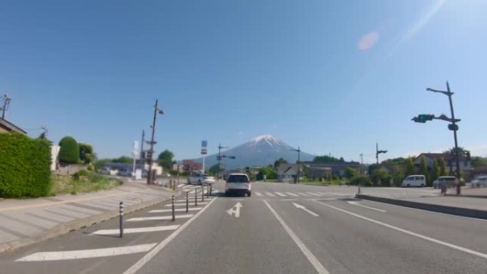 在美丽的天空和富士山上行驶的汽车的景色