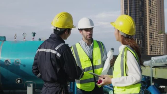 项目工程师和技术员团队穿着安全背心和头盔集中讨论屋顶施工现场的工作，工程师团队一起工作