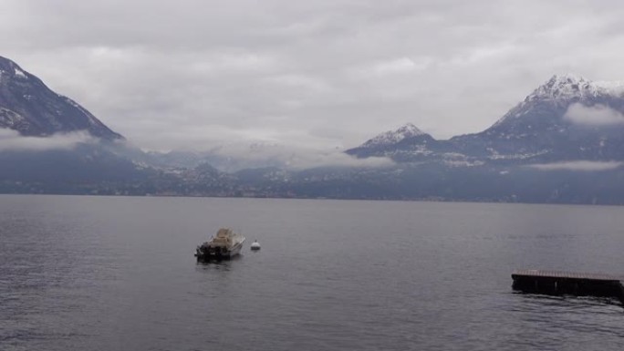 瓦伦纳海岸科莫湖，意大利贝拉焦村度假目的地在寒冷的雪冬季平静和放松的风景