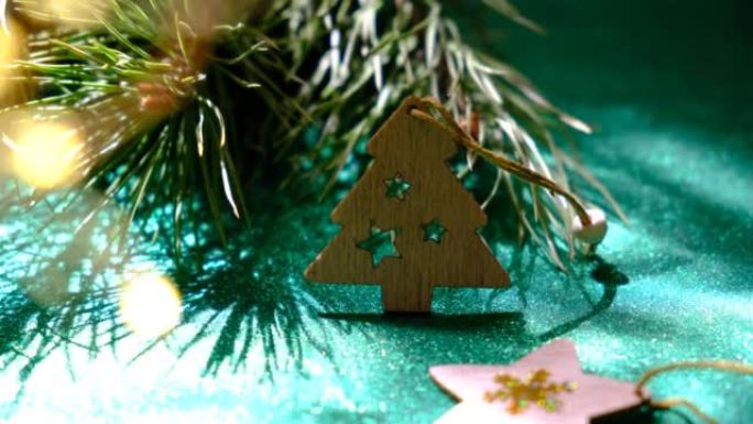 新年装饰品。木制圣诞树玩具，松木天然树枝和闪烁的灯光。